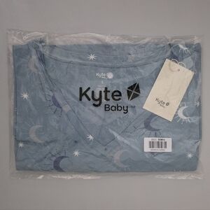 (NWT) Kyte Baby Women's Relaxed Fit Short Sleeve V-Neck in Boho Moon - Size: L